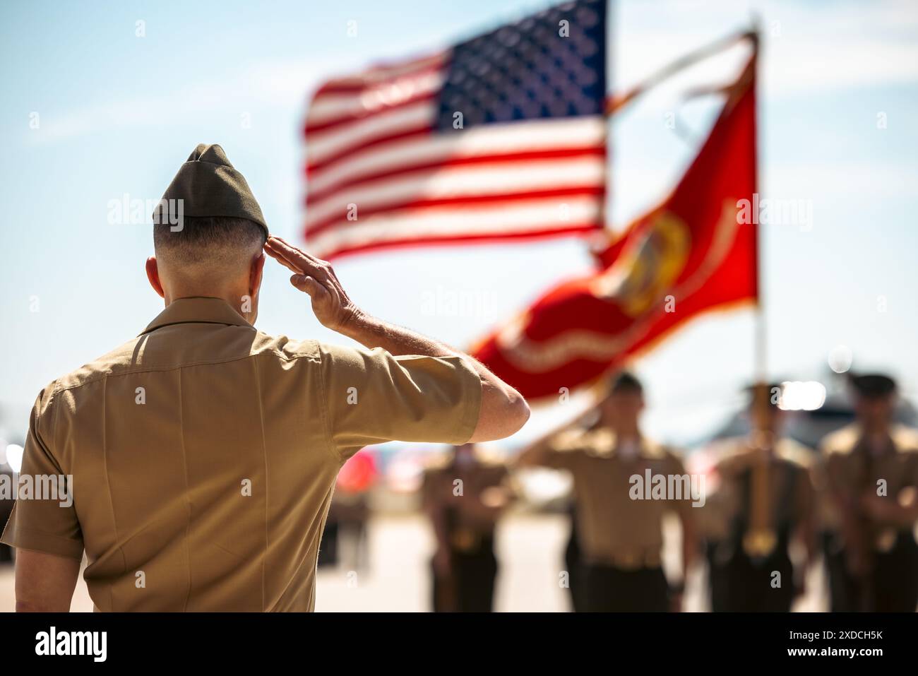 U.S. Marine corps Brig. Gen. Richard Joyce, commandant adjoint adjoint pour l'aviation, rend un salut lors d'une cérémonie de changement de commandement sur la base du corps des Marines Quantico, Virginie, le 21 juin 2024. Le colonel Bradley Harms, commandant sortant du Marine Helicopter Squadron One, est relevé par le colonel Ryan Shadle. (Photo du corps des Marines des États-Unis par le caporal Joaquin Dela Torre) Banque D'Images