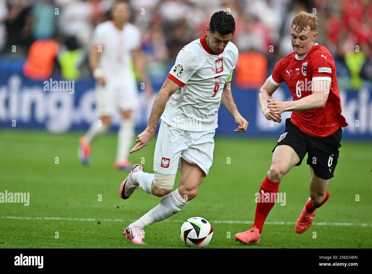 BERLIN, ALLEMAGNE - 21 JUIN : le Polonais Robert Lewandowski et Nicolas Seiwald se battent pour le ballon pendant le match de la phase de groupes de l'UEFA EURO 2024 entre Banque D'Images