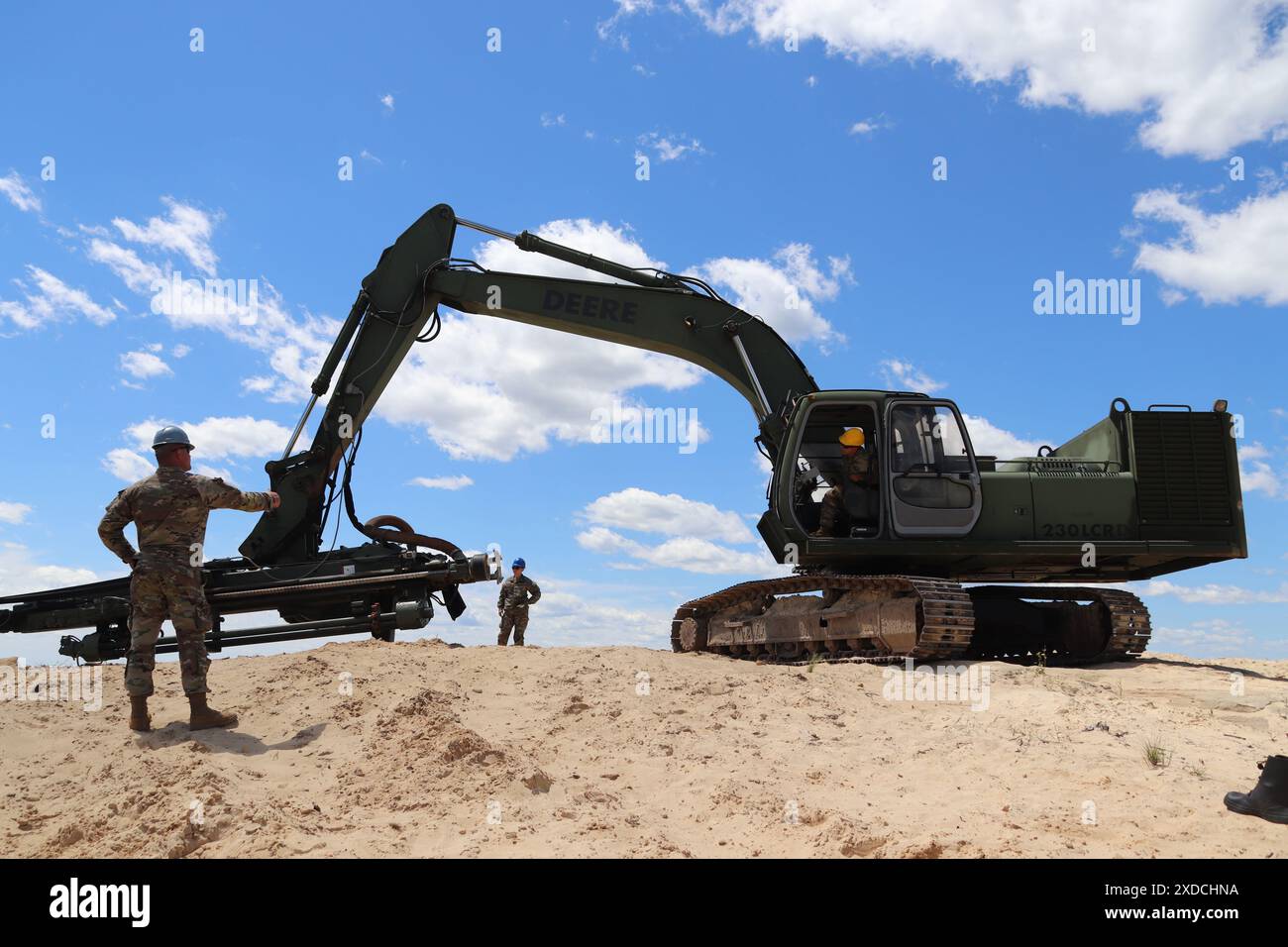 Des soldats du 106th Engineer Detachment (Quarry) travaillent à un projet de forage de trous pour une démolition de carrière le 7 juin 2024, à Fort McCoy, Wisconsin. Les soldats du 106th subissaient une explosion le 8-9 juin à Fort McCoy quand ils ont coordonné une paire de démolitions de carrières à l’installation pour aider à démonter une colline de grès qui fait partie d’un projet de troupes en cours au poste. Le 106th fait partie de la Garde nationale du Wisconsin et est une unité unique - l'une des six seulement dans l'armée - qui effectue des opérations de carrière. (Photo de l'armée américaine par Scott T. Sturkol, Bureau des affaires publiques, Fort McCoy, Wisconsin.) Banque D'Images