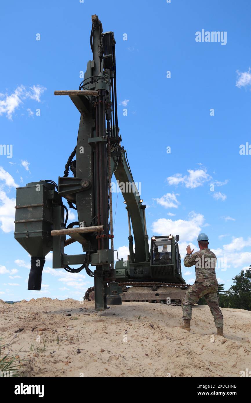 Des soldats du 106th Engineer Detachment (Quarry) travaillent à un projet de forage de trous pour une démolition de carrière le 7 juin 2024, à Fort McCoy, Wisconsin. Les soldats du 106th subissaient une explosion le 8-9 juin à Fort McCoy quand ils ont coordonné une paire de démolitions de carrières à l’installation pour aider à démonter une colline de grès qui fait partie d’un projet de troupes en cours au poste. Le 106th fait partie de la Garde nationale du Wisconsin et est une unité unique - l'une des six seulement dans l'armée - qui effectue des opérations de carrière. (Photo de l'armée américaine par Scott T. Sturkol, Bureau des affaires publiques, Fort McCoy, Wisconsin.) Banque D'Images