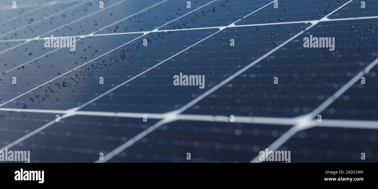 Panneaux solaires avec des gouttelettes d'eau gros plan Banque D'Images