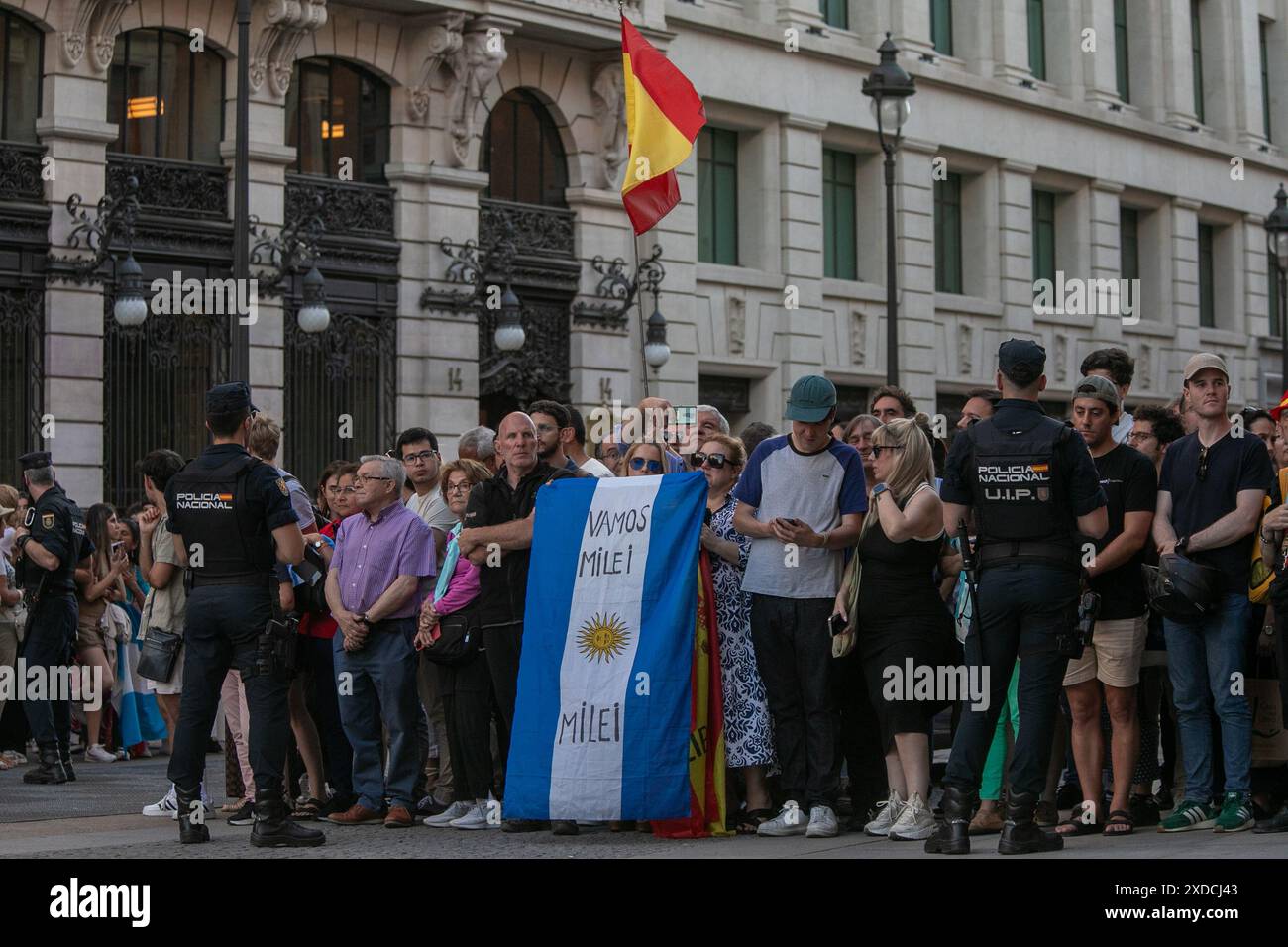 Madrid, Espagne. 21 juin 2024. Des partisans du président argentin, Javier Milei, l’attendent devant le Casino de Madrid où il a reçu un prix cet après-midi. Crédit : D. Canales Carvajal/Alamy Live News Banque D'Images