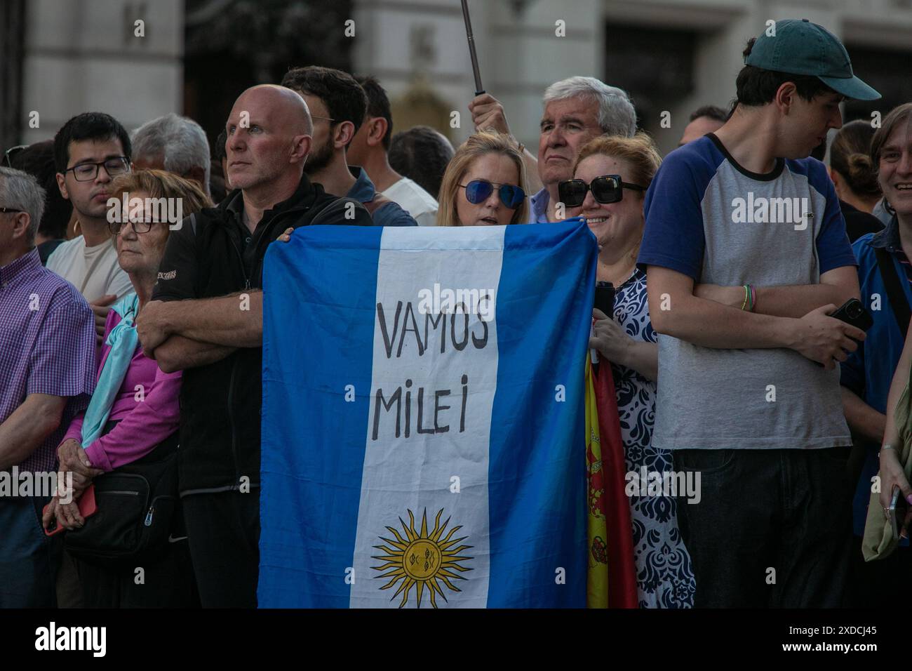 Madrid, Espagne. 21 juin 2024. Des partisans du président argentin, Javier Milei, l’attendent devant le Casino de Madrid où il a reçu un prix cet après-midi. Crédit : D. Canales Carvajal/Alamy Live News Banque D'Images