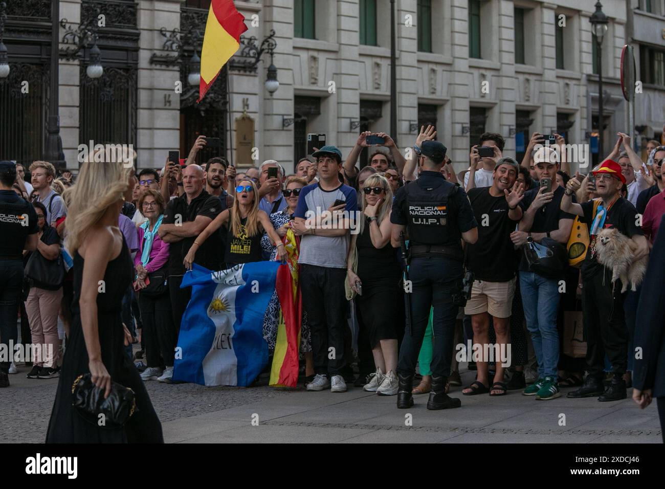 Madrid, Espagne. 21 juin 2024. Des partisans du président argentin, Javier Milei, l’attendent devant le Casino de Madrid où il a reçu un prix cet après-midi. Crédit : D. Canales Carvajal/Alamy Live News Banque D'Images