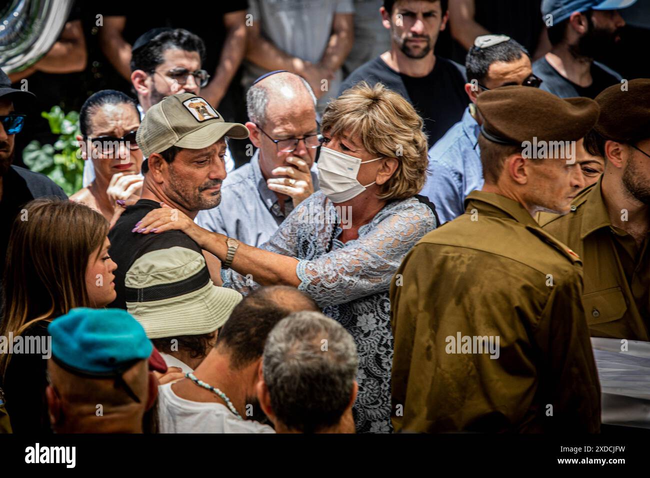 Oren Smadga, père du soldat Omer Smadga, regarde le cercueil de son fils lors de sa cérémonie funéraire au cimetière militaire de Netanya. Smadga est morte jeudi au combat avec le Hamas dans la bande de Gaza. Son père, Oren, a parlé par-dessus sa tombe et a appelé les FDI à continuer à se battre aussi dur que possible, 'je dis aux soldats ici de garder la tête haute. Continuez aussi dur que possible. N'arrête pas jusqu'à ce qu'on gagne. C'est mon message à quiconque au combat. AM Israel Hai. Oren Smadga est le médaillé olympique israélien en judo des Jeux Olympiques de Barcelone 1992 et l'entraîneur actuel du thé judo israélien Banque D'Images