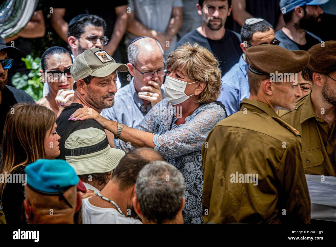Oren Smadga, père du soldat Omer Smadga, regarde le cercueil de son fils lors de sa cérémonie funéraire au cimetière militaire de Netanya. Smadga est morte jeudi au combat avec le Hamas dans la bande de Gaza. Son père, Oren, a parlé par-dessus sa tombe et a appelé les FDI à continuer à se battre aussi dur que possible, 'je dis aux soldats ici de garder la tête haute. Continuez aussi dur que possible. N'arrête pas jusqu'à ce qu'on gagne. C'est mon message à quiconque au combat. AM Israel Hai. Oren Smadga est le médaillé olympique israélien en judo des Jeux Olympiques de Barcelone 1992 et l'entraîneur actuel du thé judo israélien Banque D'Images
