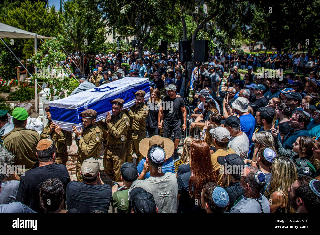 Les soldats israéliens portent le cercueil du soldat Omer Smadga tombé au combat et jettent une foule de personnes en deuil lors de sa cérémonie funéraire au cimetière militaire de Netanya. Smadga est morte jeudi au combat avec le Hamas dans la bande de Gaza. Son père, Oren, a parlé par-dessus sa tombe et a appelé les FDI à continuer à se battre aussi dur que possible, 'je dis aux soldats ici de garder la tête haute. Continuez aussi dur que possible. N'arrête pas jusqu'à ce qu'on gagne. C'est mon message à quiconque au combat. AM Israel Hai. Oren Smadga est le médaillé olympique israélien en judo des Jeux Olympiques de Barcelone 1992 et l'entraîneur actuel du Banque D'Images