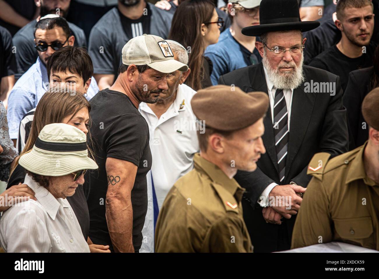 Oren Smadga, père du soldat Omer Smadga, regarde le cercueil de son fils lors de sa cérémonie funéraire au cimetière militaire de Netanya. Smadga est morte jeudi au combat avec le Hamas dans la bande de Gaza. Son père, Oren, a parlé par-dessus sa tombe et a appelé les FDI à continuer à se battre aussi dur que possible, 'je dis aux soldats ici de garder la tête haute. Continuez aussi dur que possible. N'arrête pas jusqu'à ce qu'on gagne. C'est mon message à quiconque au combat. AM Israel Hai. Oren Smadga est le médaillé olympique israélien en judo des Jeux Olympiques de Barcelone 1992 et l'entraîneur actuel du thé judo israélien Banque D'Images