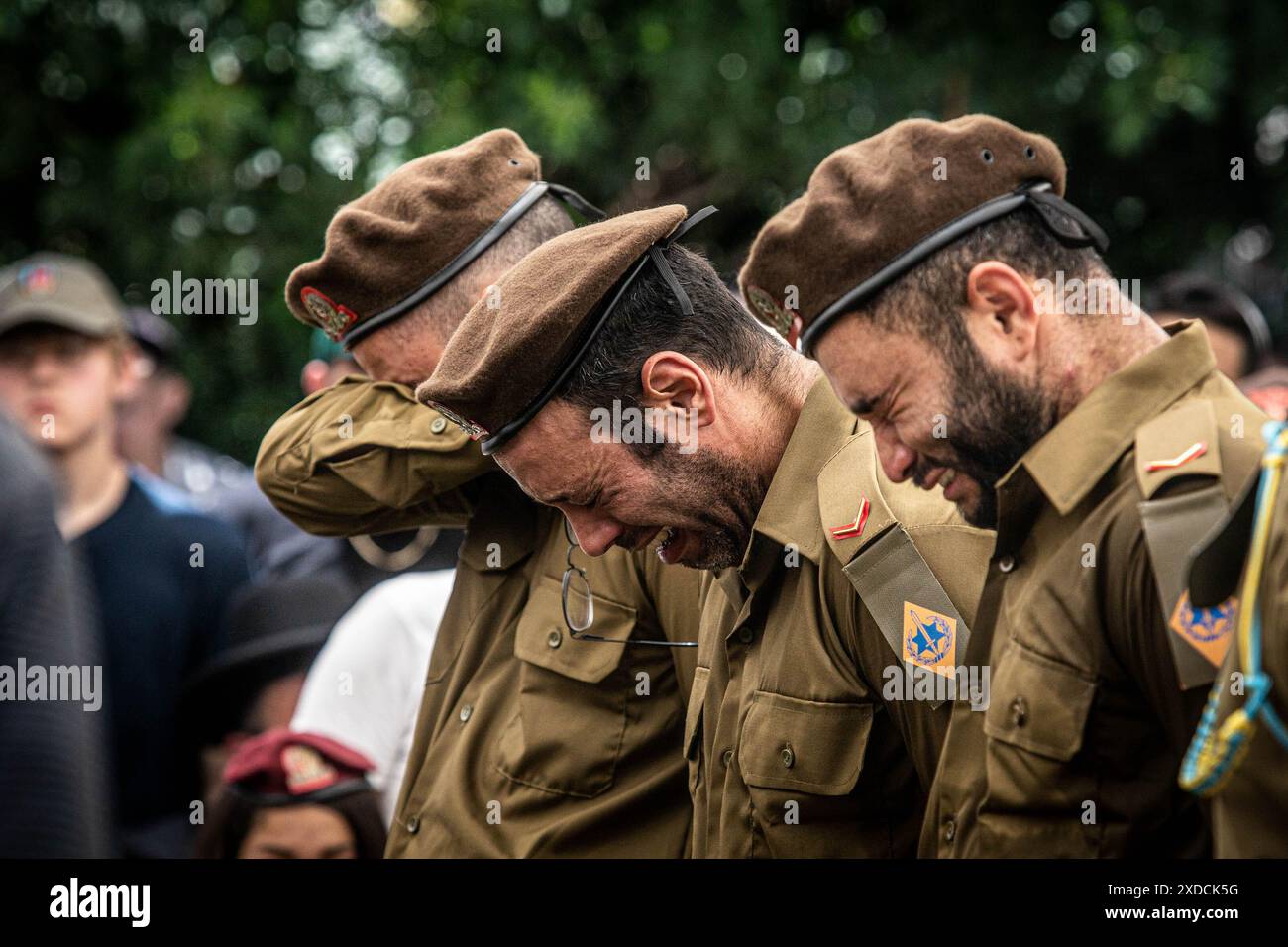 Les soldats israéliens ont éclaté en larmes lors de la cérémonie funéraire du soldat Omer Smadga tombé au combat, au cimetière militaire de Netanya. Smadga est morte jeudi au combat avec le Hamas dans la bande de Gaza. Son père, Oren, a parlé par-dessus sa tombe et a appelé les FDI à continuer à se battre aussi dur que possible, 'je dis aux soldats ici de garder la tête haute. Continuez aussi dur que possible. N'arrête pas jusqu'à ce qu'on gagne. C'est mon message à quiconque au combat. AM Israel Hai. Oren Smadga est le médaillé olympique israélien en judo des Jeux Olympiques de Barcelone 1992 et l'entraîneur actuel de l'équipe israélienne de judo. (Photo b Banque D'Images