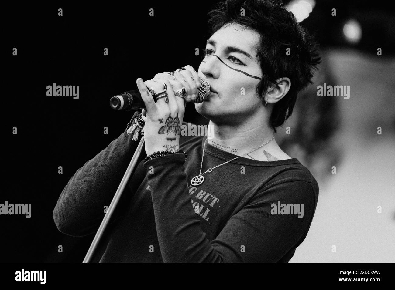 Copenhague, Danemark. 19 juin 2024. Le groupe de rock américain Palaye Royale donne un concert live lors du festival danois de heavy metal Copenhagen 2024 à Copenhague. Ici, le chanteur Remington Leith est vu en direct sur scène. Banque D'Images