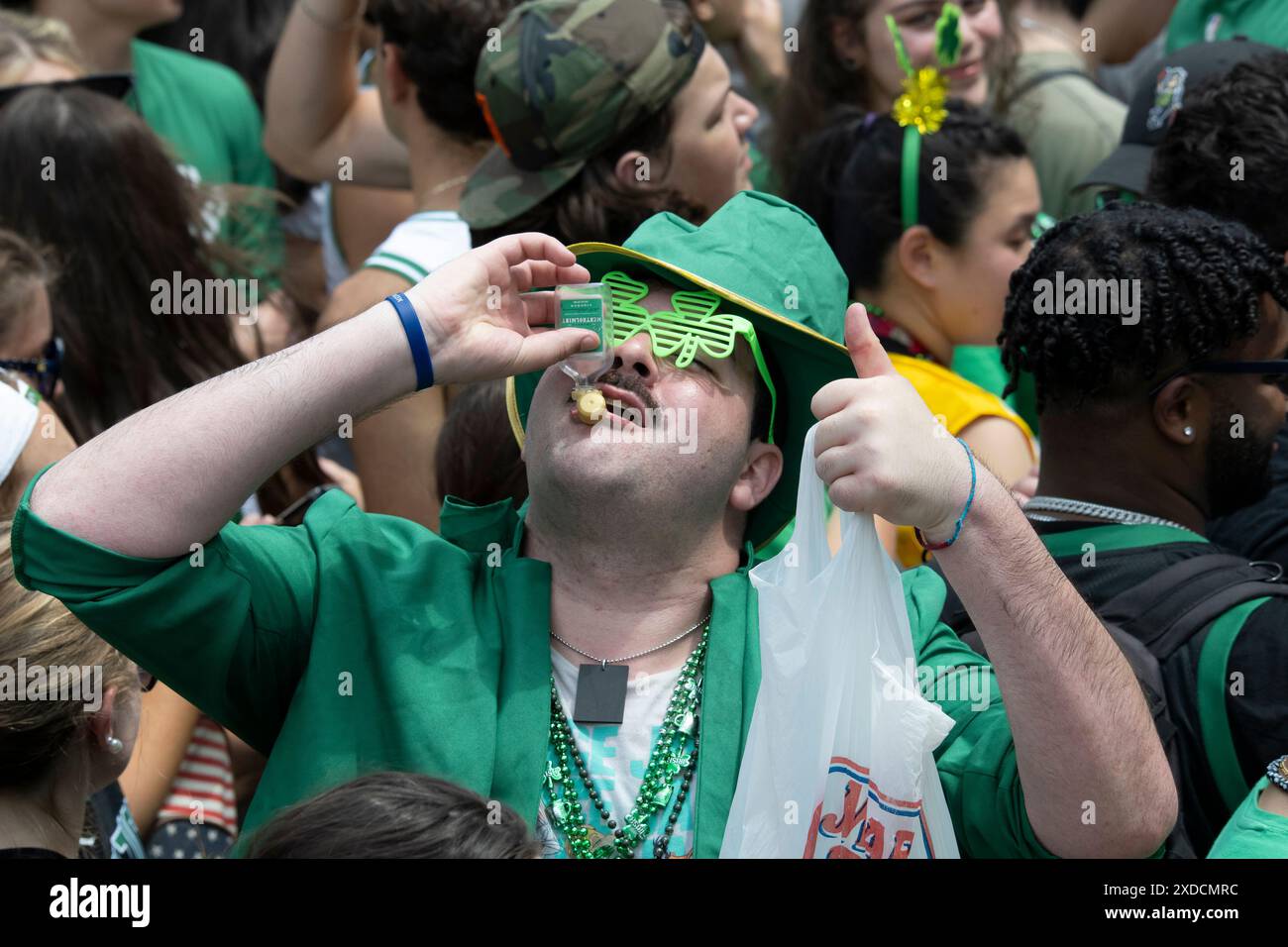 Boston, Massachusetts, États-Unis 21 juin 2024 le Boston Celtics Rolling Rally dans les rues de Boston pour célébrer les Celtics remportant la finale de la NBA pour la 18e fois. Plus d'un million de personnes ont longé la route du défilé pour encourager les Celtics à monter devant eux sur les Duck Boats. ( Rick Friedman ) Banque D'Images