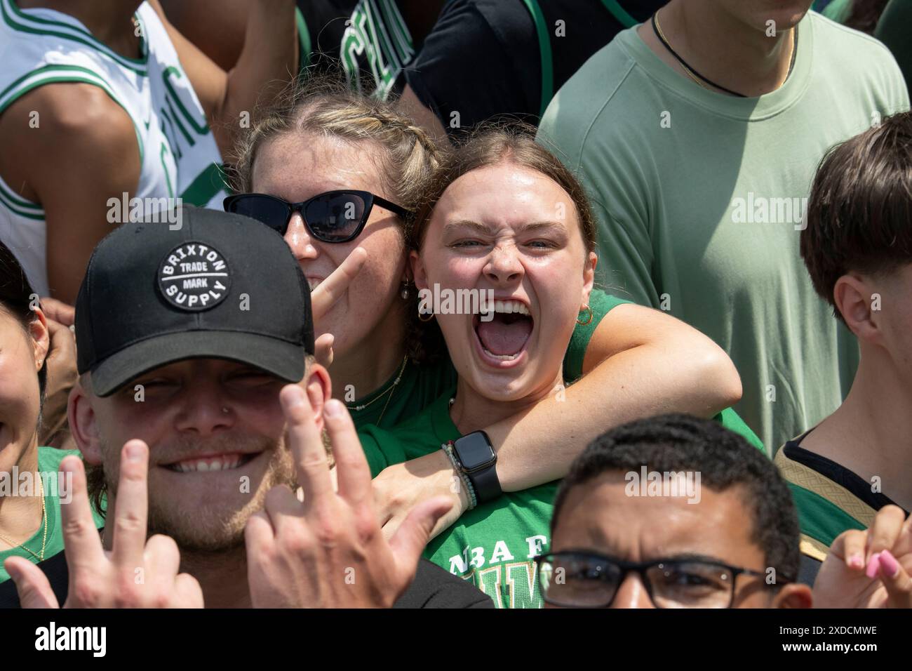 Boston, Massachusetts, États-Unis 21 juin 2024 le Boston Celtics Rolling Rally dans les rues de Boston pour célébrer les Celtics remportant la finale de la NBA pour la 18e fois. Plus d'un million de personnes ont longé la route du défilé pour encourager les Celtics à monter devant eux sur les Duck Boats. ( Rick Friedman ) Banque D'Images