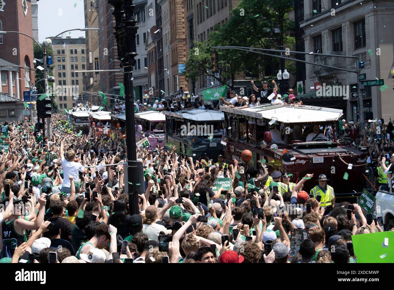 Boston, Massachusetts, États-Unis 21 juin 2024 le Boston Celtics Rolling Rally dans les rues de Boston pour célébrer les Celtics remportant la finale de la NBA pour la 18e fois. Plus d'un million de personnes ont longé la route du défilé pour encourager les Celtics à monter devant eux sur les Duck Boats. ( Rick Friedman ) Banque D'Images