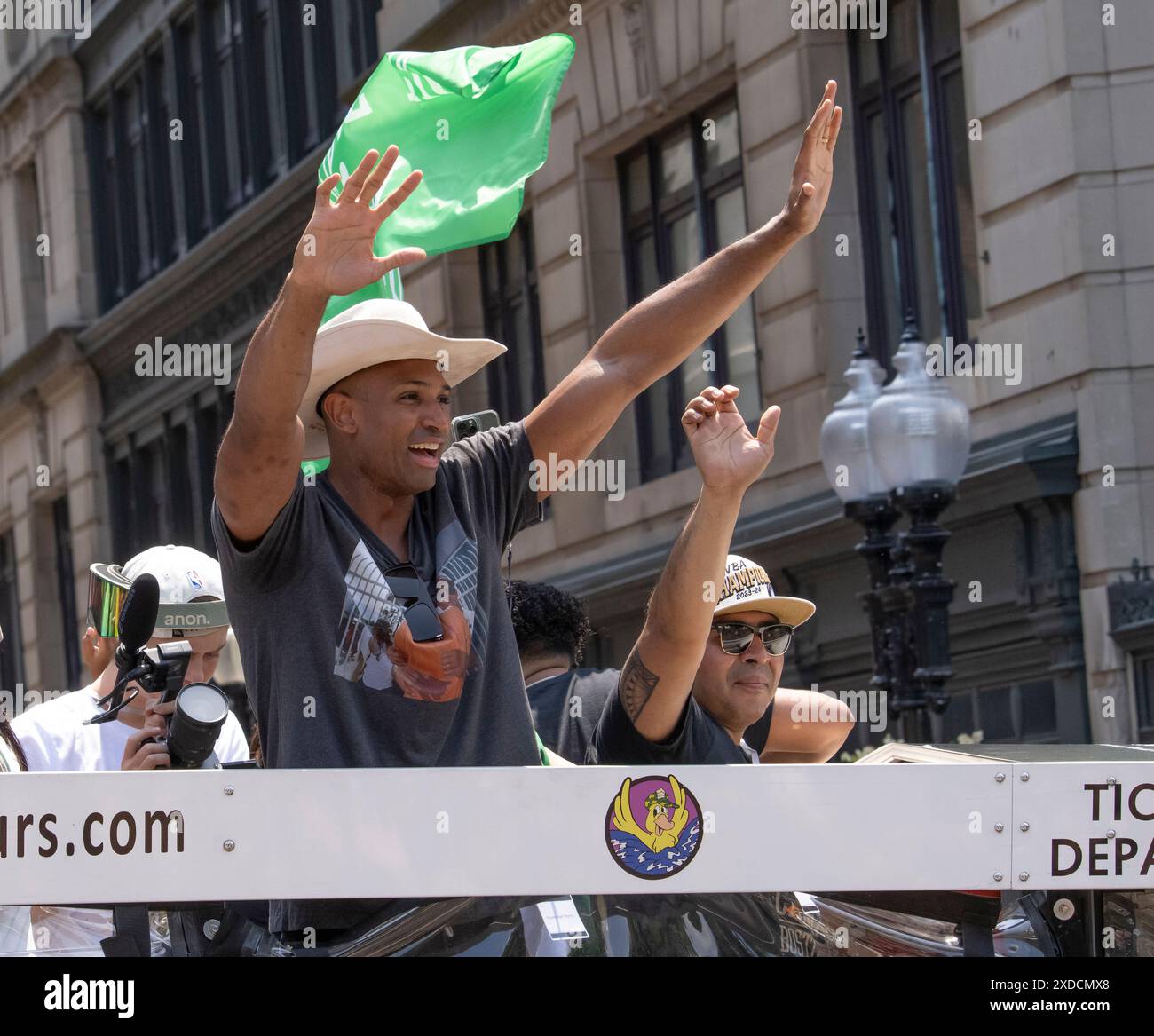 Boston, Massachusetts, États-Unis 21 juin 2024 L'attaquant des Boston Celtics, Al Horford (chapeau de cow-boy) participe au Boston Celtics Rolling Rally dans les rues de Boston pour célébrer les Celtics remportant la finale de la NBA pour la 18e fois. Plus d'un million de personnes ont longé la route du défilé pour encourager les Celtics à monter devant eux sur les Duck Boats. ( Rick Friedman ) Banque D'Images