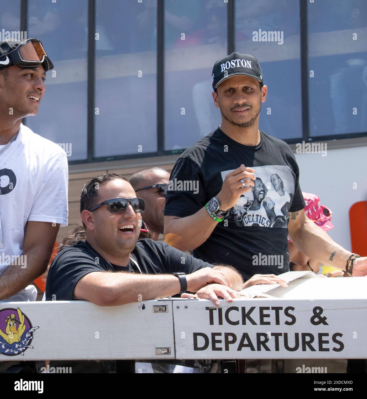 Boston, Massachusetts, États-Unis 21 juin 2024 L'entraîneur des Boston Celtics Joe Mazzula (à droite) participe au Boston Celtics Rolling Rally dans les rues de Boston pour célébrer les Celtics remportant la finale de la NBA pour la 18e fois. Plus d'un million de personnes ont longé la route du défilé pour encourager les Celtics à monter devant eux sur les Duck Boats. ( Rick Friedman ) Banque D'Images