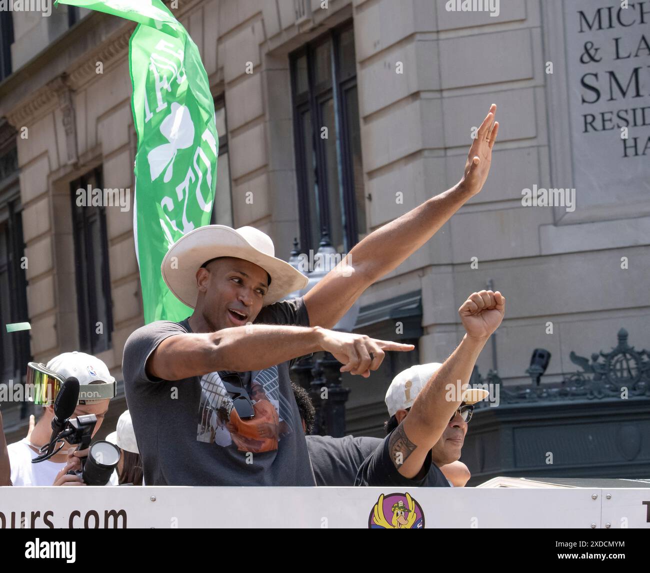 Boston, Massachusetts, États-Unis 21 juin 2024 L'attaquant des Boston Celtics, Al Horford (chapeau de cow-boy) participe au Boston Celtics Rolling Rally dans les rues de Boston pour célébrer les Celtics remportant la finale de la NBA pour la 18e fois. Plus d'un million de personnes ont longé la route du défilé pour encourager les Celtics à monter devant eux sur les Duck Boats. ( Rick Friedman ) Banque D'Images
