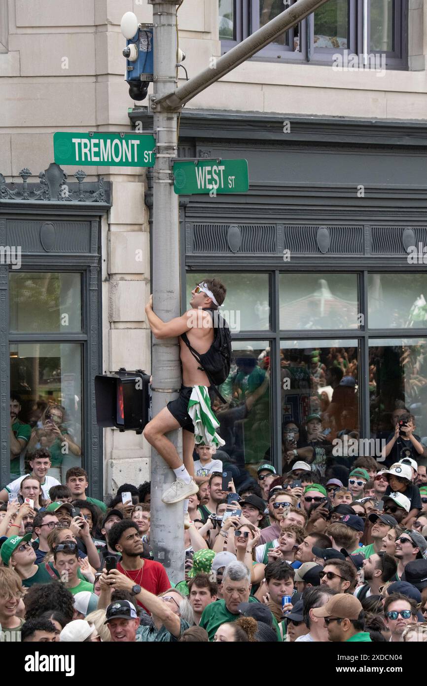 Boston, Massachusetts, États-Unis 21 juin 2024 le Boston Celtics Rolling Rally dans les rues de Boston pour célébrer les Celtics remportant la finale de la NBA pour la 18e fois. Plus d'un million de personnes ont longé la route du défilé pour encourager les Celtics à monter devant eux sur les Duck Boats. ( Rick Friedman ) Banque D'Images