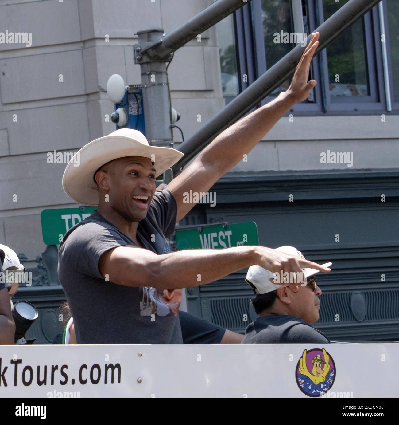 Boston, Massachusetts, États-Unis 21 juin 2024 L'attaquant des Boston Celtics, Al Horford (chapeau de cow-boy) participe au Boston Celtics Rolling Rally dans les rues de Boston pour célébrer les Celtics remportant la finale de la NBA pour la 18e fois. Plus d'un million de personnes ont longé la route du défilé pour encourager les Celtics à monter devant eux sur les Duck Boats. ( Rick Friedman ) Banque D'Images