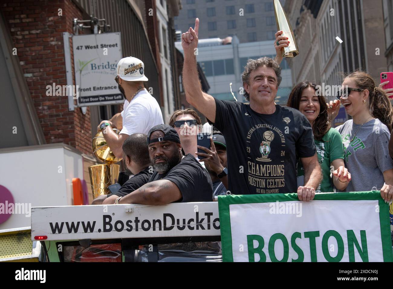Boston, Massachusetts, États-Unis 21 juin 2024 Wyc Grousbeck, propriétaire des Boston Celtics, participe au Boston Celtics Rolling Rally dans les rues de Boston pour célébrer les Celtics remportant la finale de la NBA pour la 18e fois. Plus d'un million de personnes ont longé la route du défilé pour encourager les Celtics à monter devant eux sur les Duck Boats. ( Rick Friedman ) Banque D'Images