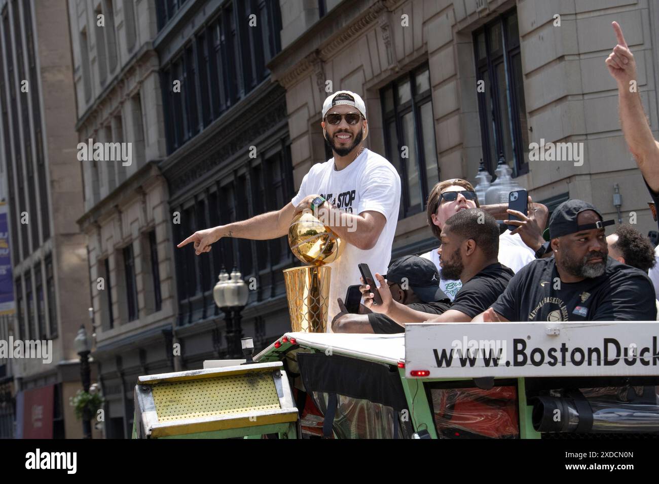 Boston, Massachusetts, États-Unis 21 juin 2024 Jason Tatum remporte le trophée de championnat Larry Obrien au Boston Celtics Rolling Rally dans les rues de Boston pour célébrer les Celtics remportant la finale de la NBA pour la 18e fois. Plus d'un million de personnes ont longé la route du défilé pour encourager les Celtics à monter devant eux sur les Duck Boats. ( Rick Friedman ) Banque D'Images