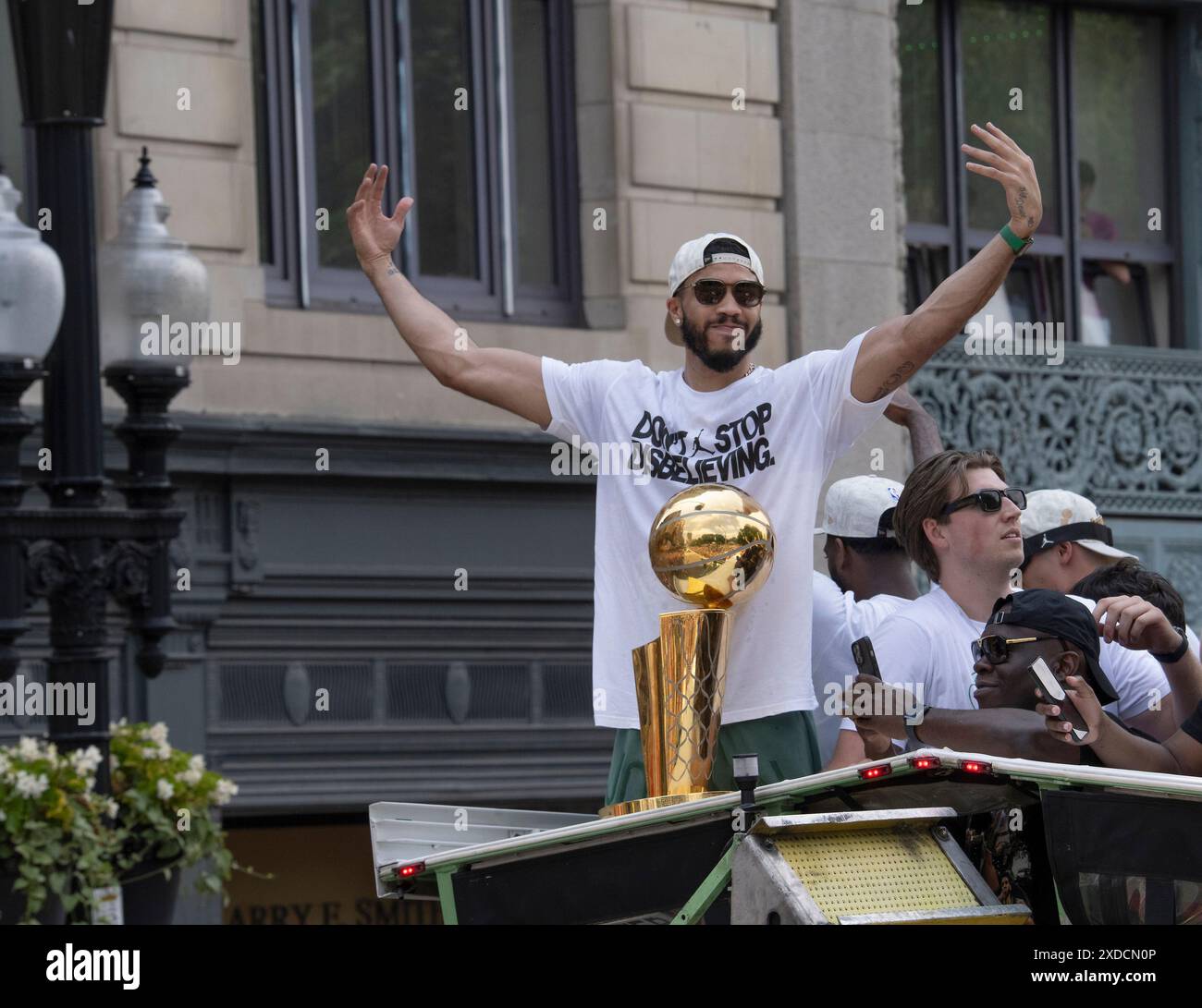 Boston, Massachusetts, États-Unis 21 juin 2024 Jason Tatum remporte le trophée de championnat Larry Obrien au Boston Celtics Rolling Rally dans les rues de Boston pour célébrer les Celtics remportant la finale de la NBA pour la 18e fois. Plus d'un million de personnes ont longé la route du défilé pour encourager les Celtics à monter devant eux sur les Duck Boats. ( Rick Friedman ) Banque D'Images