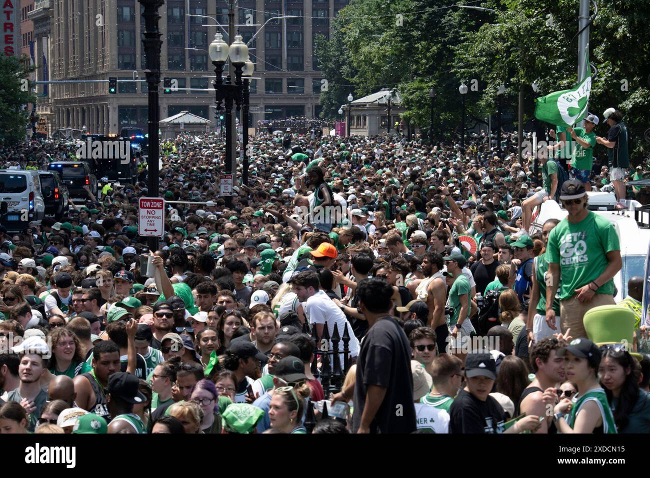 Boston, Massachusetts, États-Unis 21 juin 2024 le Boston Celtics Rolling Rally dans les rues de Boston pour célébrer les Celtics remportant la finale de la NBA pour la 18e fois. Plus d'un million de personnes ont longé la route du défilé pour encourager les Celtics à monter devant eux sur les Duck Boats. ( Rick Friedman ) Banque D'Images