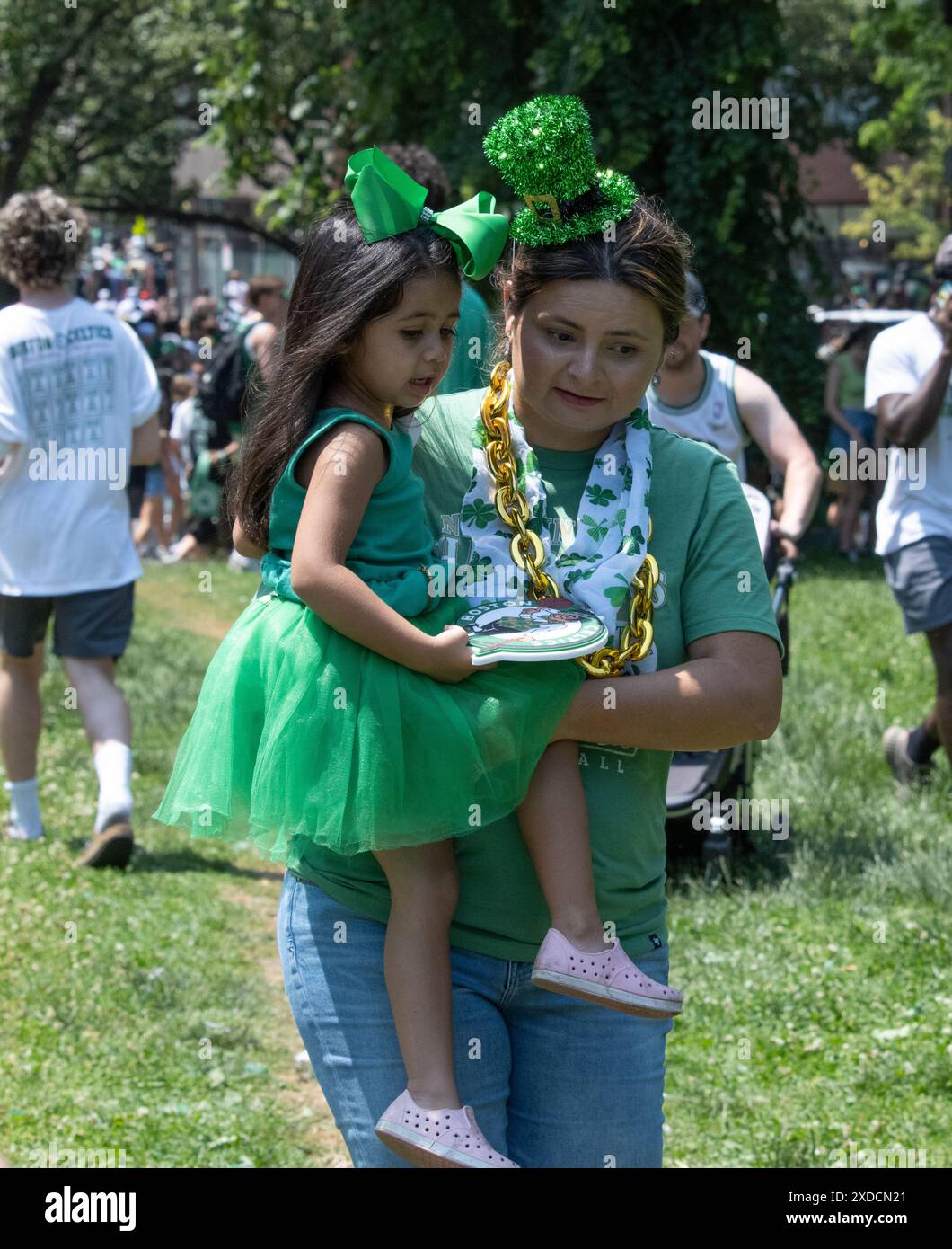 Boston, Massachusetts, États-Unis 21 juin 2024 le Boston Celtics Rolling Rally dans les rues de Boston pour célébrer les Celtics remportant la finale de la NBA pour la 18e fois. Plus d'un million de personnes ont longé la route du défilé pour encourager les Celtics à monter devant eux sur les Duck Boats. ( Rick Friedman ) Banque D'Images