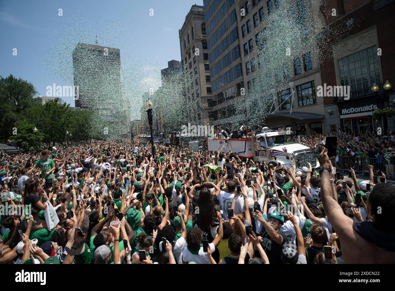 Boston, Massachusetts, États-Unis 21 juin 2024 le Boston Celtics Rolling Rally dans les rues de Boston pour célébrer les Celtics remportant la finale de la NBA pour la 18e fois. Plus d'un million de personnes ont longé la route du défilé pour encourager les Celtics à monter devant eux sur les Duck Boats. ( Rick Friedman ) Banque D'Images