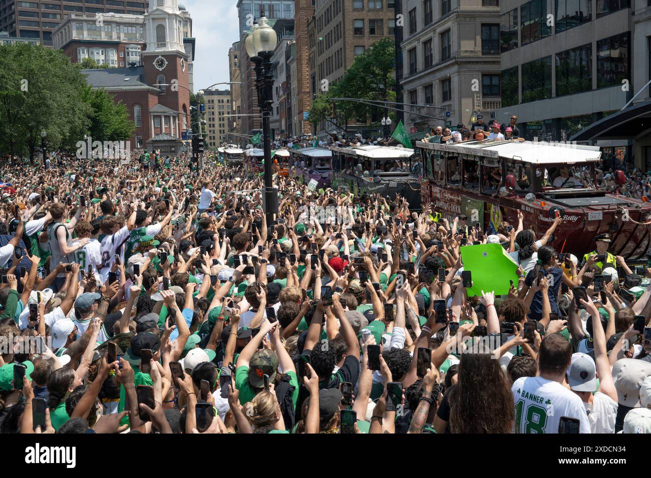 Boston, Massachusetts, États-Unis 21 juin 2024 le Boston Celtics Rolling Rally dans les rues de Boston pour célébrer les Celtics remportant la finale de la NBA pour la 18e fois. Plus d'un million de personnes ont longé la route du défilé pour encourager les Celtics à monter devant eux sur les Duck Boats. ( Rick Friedman ) Banque D'Images