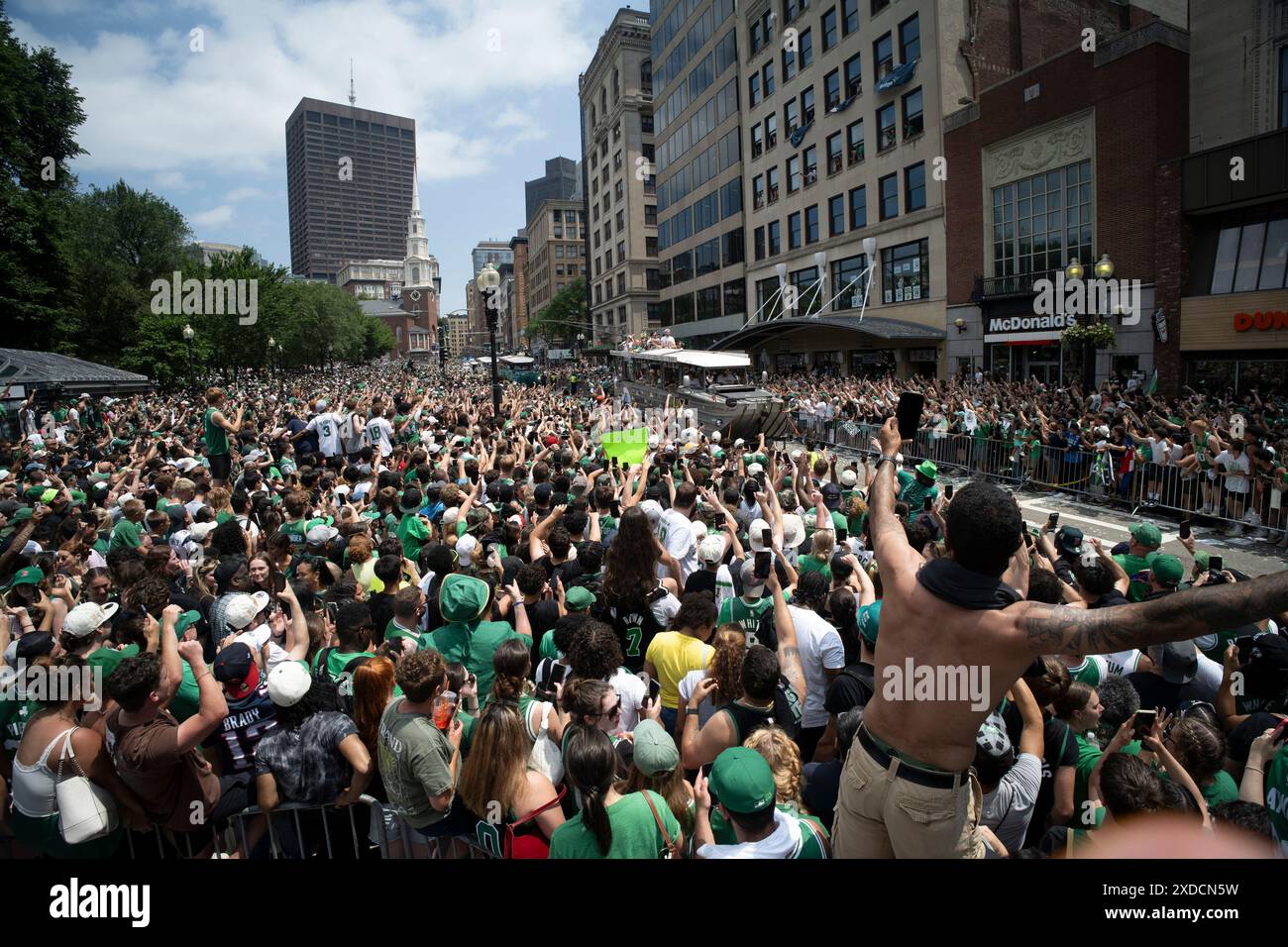 Boston, Massachusetts, États-Unis 21 juin 2024 le Boston Celtics Rolling Rally dans les rues de Boston pour célébrer les Celtics remportant la finale de la NBA pour la 18e fois. Plus d'un million de personnes ont longé la route du défilé pour encourager les Celtics à monter devant eux sur les Duck Boats. ( Rick Friedman ) Banque D'Images
