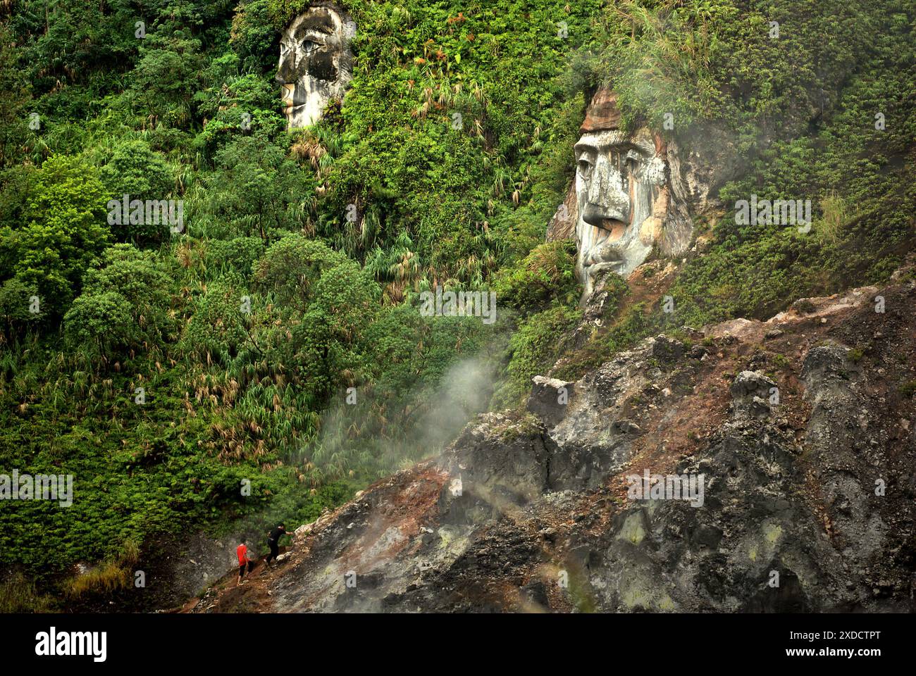 Visages géants illustrant les personnages de Toar et Lumimuut, ancêtres du peuple Minahasan selon la mythologie locale. Sulawesi du Nord, Indonésie. Banque D'Images