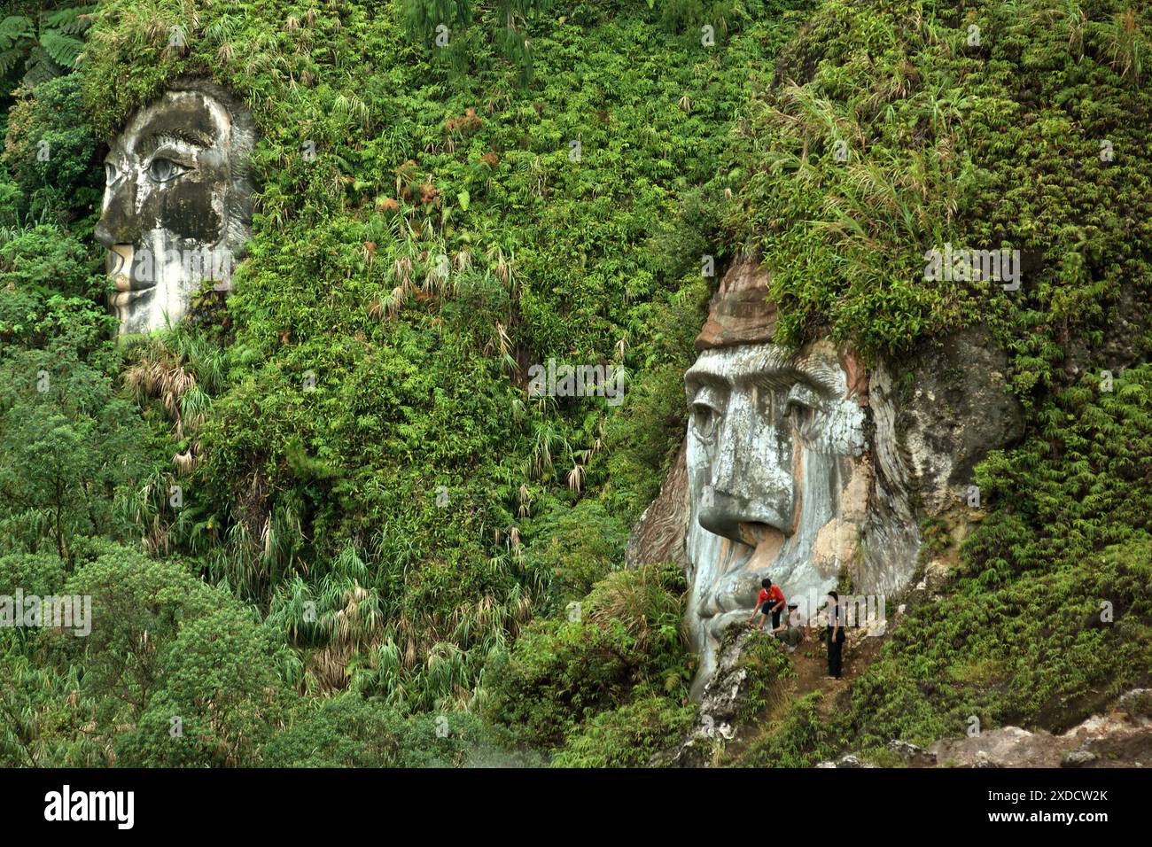 Visages géants illustrant les personnages de Toar et Lumimuut, ancêtres du peuple Minahasan selon la mythologie locale. Sulawesi du Nord, Indonésie. Banque D'Images