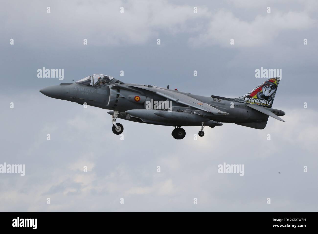 Va.1B-24/01-914, un McDonnell Douglas EAV-8B+ Matador II exploité par le 9e escadron (9a Escuadrilla) de la marine espagnole (Armada Española), arrivant à la RAF Fairford dans le Gloucestershire, en Angleterre, pour participer au Royal International Air Tattoo 2023 (RIAT 2023). Banque D'Images