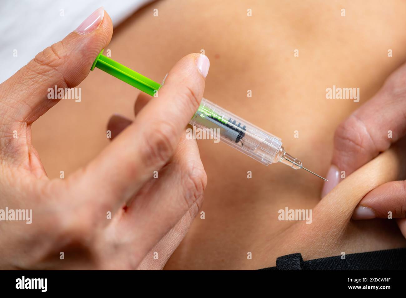 Auto-injection d'héparine pour traitement anticoagulant dans la prise en charge et la prévention des caillots sanguins. Banque D'Images