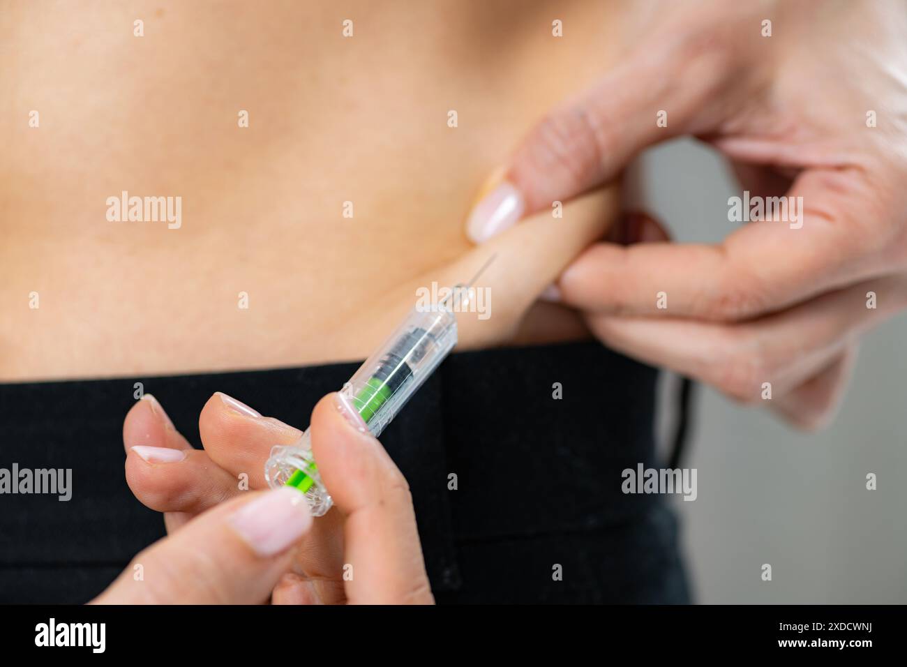 Auto-injection d'héparine pour traitement anticoagulant dans la prise en charge et la prévention des caillots sanguins. Banque D'Images