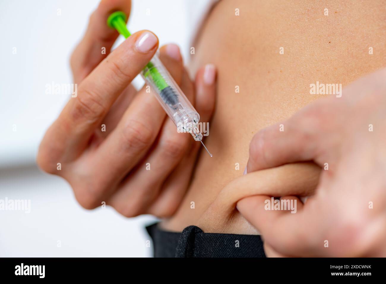 Auto-injection d'héparine pour traitement anticoagulant dans la prise en charge et la prévention des caillots sanguins. Banque D'Images