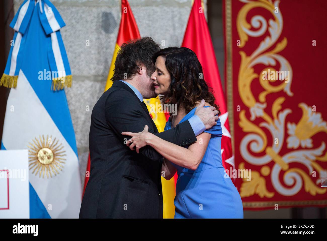 Madrid, Espagne. 21 juin 2024. Javier Milei, président de l'Argentine, salue Isabel Diaz Ayuso, présidente de la Communauté de Madrid, à la Real Casa de Correos, lors de la cérémonie de remise de la Médaille internationale de la Communauté de Madrid, dans le centre de la capitale. Le président argentin Javier Milei s'est rendu personnellement en Espagne pour recevoir la médaille internationale de la Communauté de Madrid et recevoir le prix de l'association Juan de Mariana lors du 'dîner de la liberté'. Crédit : SOPA images Limited/Alamy Live News Banque D'Images