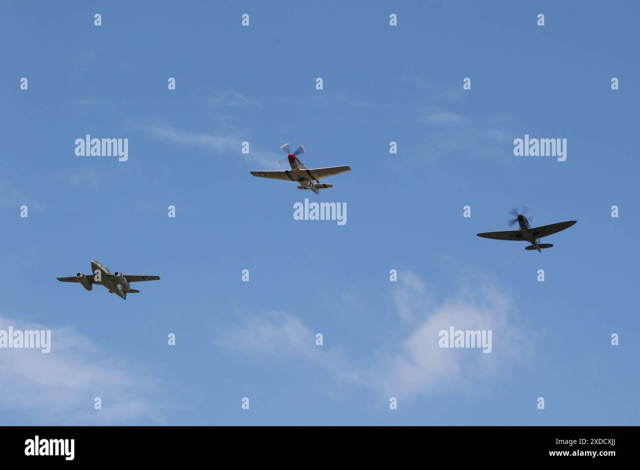 Un trio de modèles classiques d'oiseaux de guerre arrive à la RAF Fairford dans le Gloucestershire, en Angleterre, pour participer au Royal International Air Tattoo 2023 (RIAT 23). Le trio était composé de d-IMTT (501244), d'une réplique Messerschmitt Me262 Schwalbe, du G-CMDK (44-13779), d'une Mustang P-51D nord-américaine, et du G-RGN (PS853), d'un Supermarine Spitfire Pr.XIX Banque D'Images