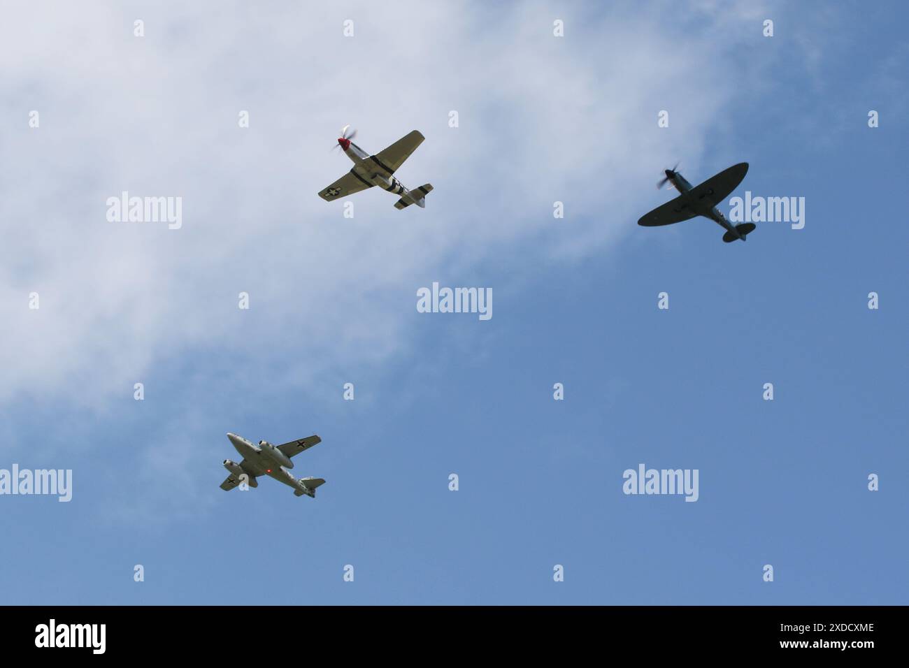 Un trio de modèles classiques d'oiseaux de guerre arrive à la RAF Fairford dans le Gloucestershire, en Angleterre, pour participer au Royal International Air Tattoo 2023 (RIAT 23). Le trio était composé de d-IMTT (501244), d'une réplique Messerschmitt Me262 Schwalbe, du G-CMDK (44-13779), d'une Mustang P-51D nord-américaine, et du G-RGN (PS853), d'un Supermarine Spitfire Pr.XIX Banque D'Images