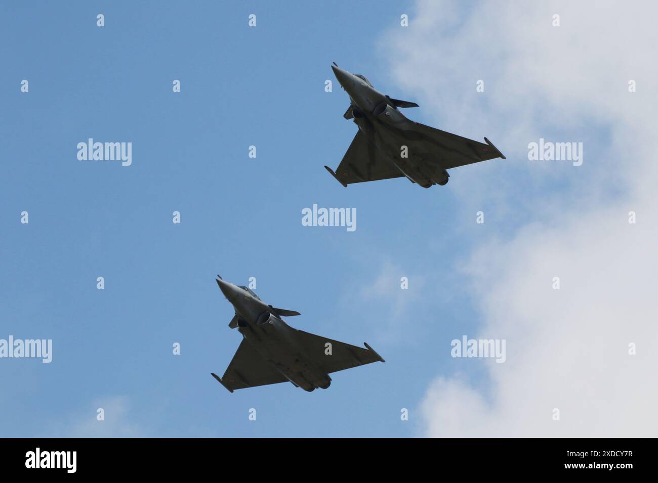 Un Dassault Rafale C (113/4-IR) et un Rafale B (324/4-HW) exploités par les forces aériennes et spatiales françaises, arrivant à la RAF Fairford dans le Gloucestershire, en Angleterre, pour participer au Royal International Air Tattoo 2023 (RIAT23). Banque D'Images