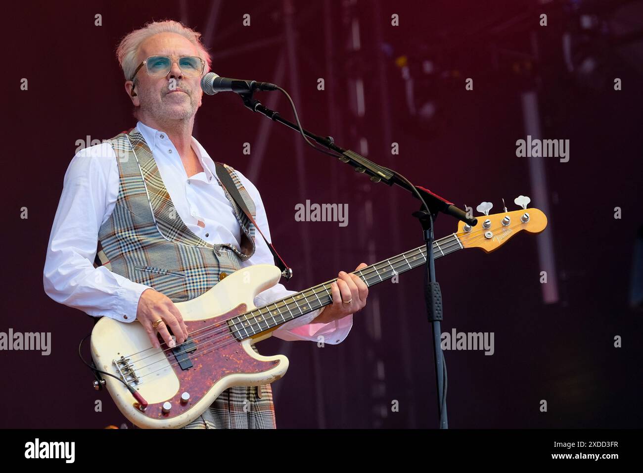 Newport, Royaume-Uni. 21 juin 2024. Musicien, producteur de disques et bassiste australien, Nick Seymour se produit sur scène avec le groupe de rock australien Crowded House au festival de l'île de Wight. Crowded House est formé à Melbourne, Victoria, Australie en 1985. Ses membres fondateurs étaient le Néo-Zélandais Neil Finn et les Australiens Paul Hester et Nick Seymour, également connus sous le nom de Mullanes (photo de Dawn Fletcher-Park/SOPA images/Sipa USA) crédit : Sipa USA/Alamy Live News Banque D'Images Newport, Royaume-Uni. 21 juin 2024. Musicien, producteur de disques et bassiste australien, Nick Seymour se produit sur scène avec le groupe de rock australien Crowded House au festival de l'île de Wight. Crowded House est formé à Melbourne, Victoria, Australie en 1985. Ses membres fondateurs étaient le Néo-Zélandais Neil Finn et les Australiens Paul Hester et Nick Seymour, également connus sous le nom de Mullanes (photo de Dawn Fletcher-Park/SOPA images/Sipa USA) crédit : Sipa USA/Alamy Live News Banque D'Images