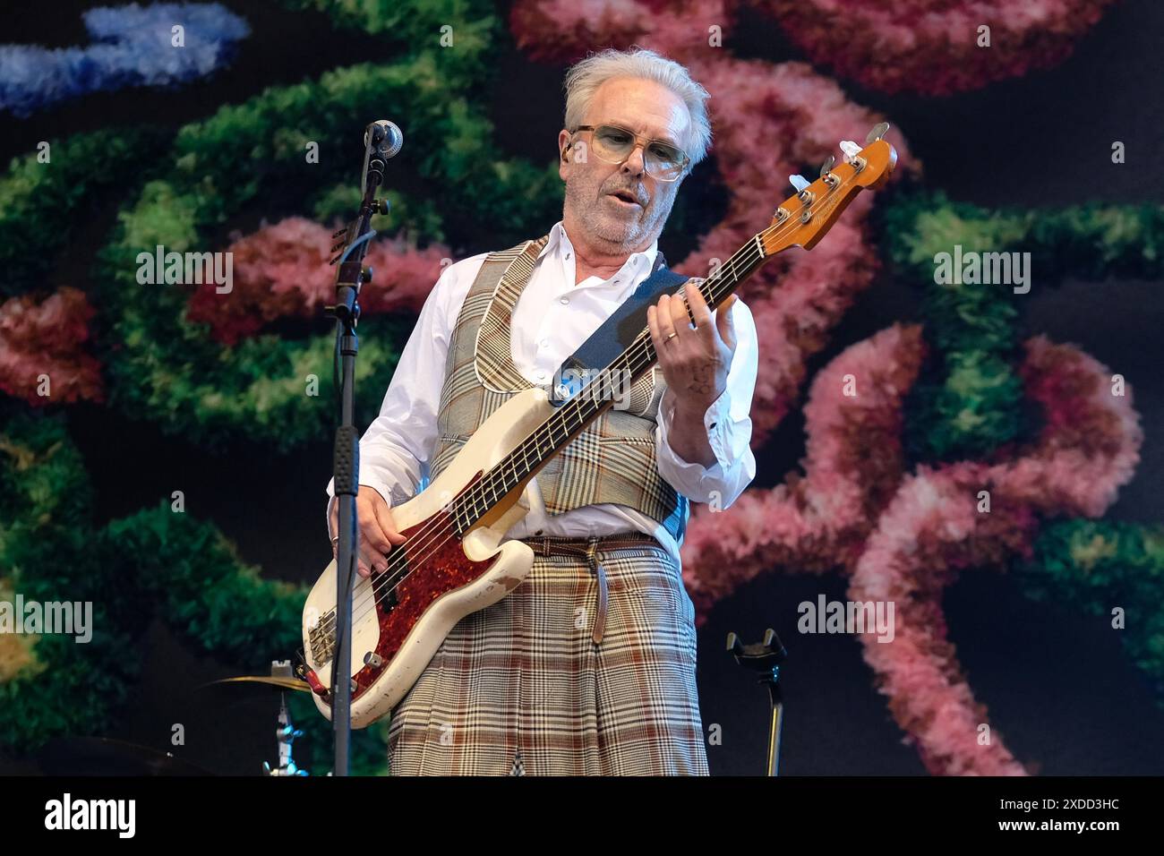 Newport, Royaume-Uni. 21 juin 2024. Musicien, producteur de disques et bassiste australien, Nick Seymour se produit sur scène avec le groupe de rock australien Crowded House au festival de l'île de Wight. Crowded House est formé à Melbourne, Victoria, Australie en 1985. Ses membres fondateurs étaient le Néo-Zélandais Neil Finn et les Australiens Paul Hester et Nick Seymour, également connus sous le nom de Mullanes Credit : SOPA images Limited/Alamy Live News Banque D'Images Newport, Royaume-Uni. 21 juin 2024. Musicien, producteur de disques et bassiste australien, Nick Seymour se produit sur scène avec le groupe de rock australien Crowded House au festival de l'île de Wight. Crowded House est formé à Melbourne, Victoria, Australie en 1985. Ses membres fondateurs étaient le Néo-Zélandais Neil Finn et les Australiens Paul Hester et Nick Seymour, également connus sous le nom de Mullanes Credit : SOPA images Limited/Alamy Live News Banque D'Images