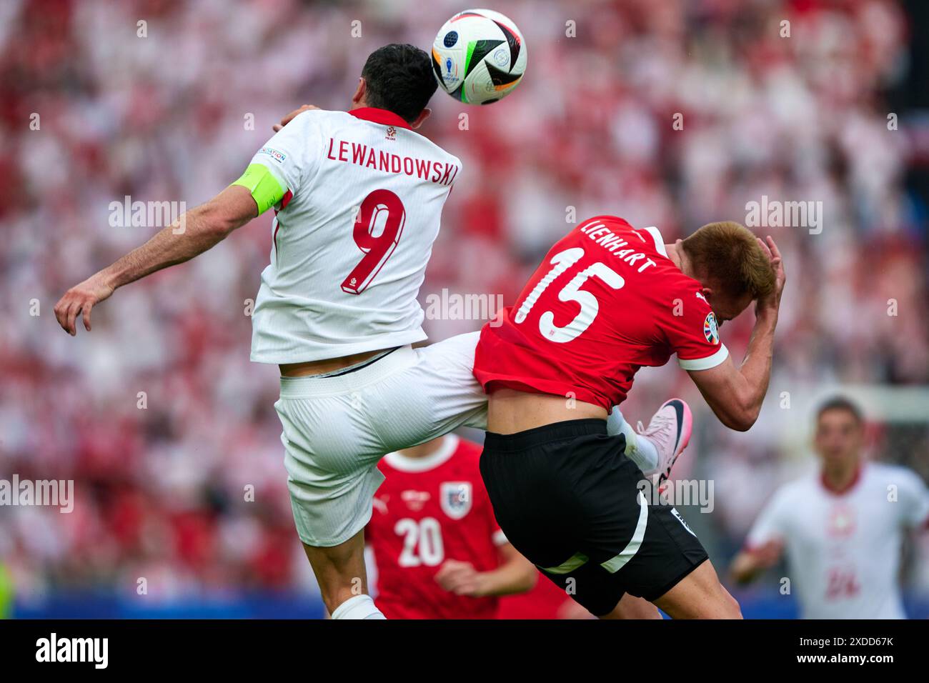 Robert Lewandowski (Polen Nationalmannschaft Euro 2024, #09), Philipp Lienhart (Oesterreich Nationalmannschaft Euro 2024, #15) Kopfball, GER, UEFA Euro 2024, Fussball Herren, UEFA EM 2024 Matchtag 2, Gruppe d, Polen v. Oesterrech, Poland v. Austria, 21.06.2024. Foto : Eibner-Pressefoto / Claudius Rauch Banque D'Images