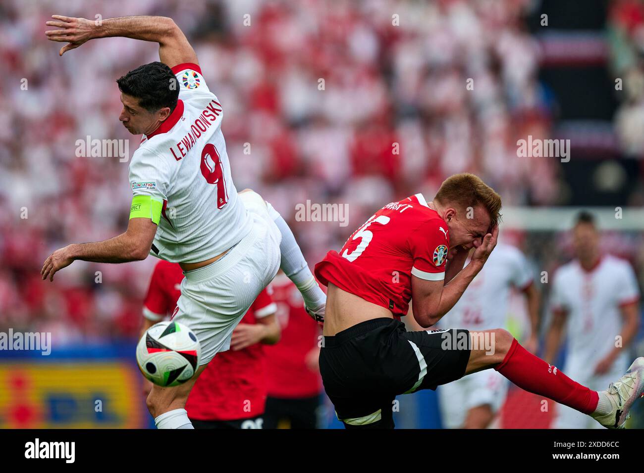 Robert Lewandowski (Polen Nationalmannschaft Euro 2024, #09), Philipp Lienhart (Oesterreich Nationalmannschaft Euro 2024, #15) Kopfball, GER, UEFA Euro 2024, Fussball Herren, UEFA EM 2024 Matchtag 2, Gruppe d, Polen v. Oesterrech, Poland v. Austria, 21.06.2024. Foto : Eibner-Pressefoto / Claudius Rauch Banque D'Images