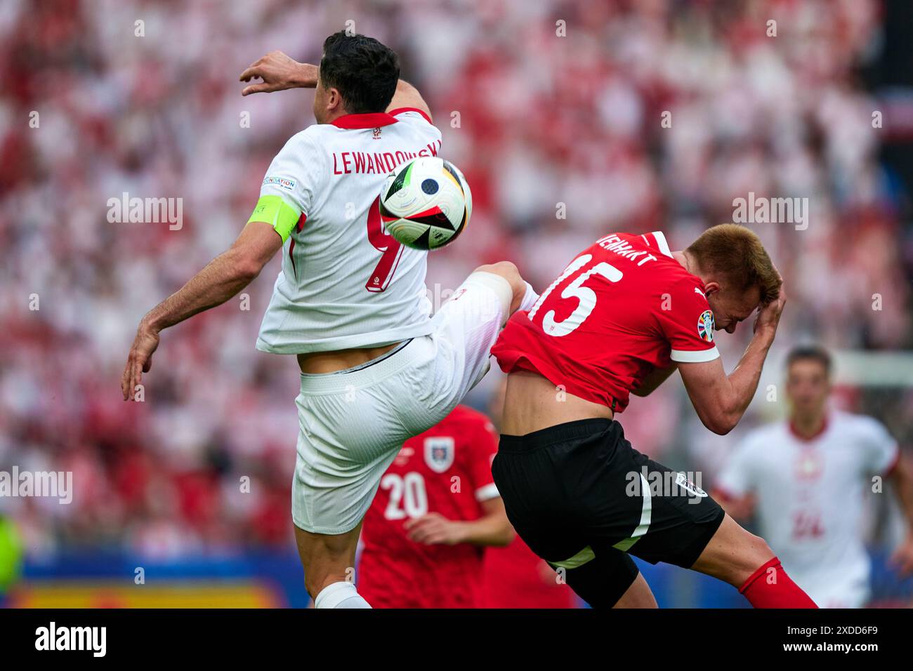 Robert Lewandowski (Polen Nationalmannschaft Euro 2024, #09), Philipp Lienhart (Oesterreich Nationalmannschaft Euro 2024, #15) Kopfball, GER, UEFA Euro 2024, Fussball Herren, UEFA EM 2024 Matchtag 2, Gruppe d, Polen v. Oesterrech, Poland v. Austria, 21.06.2024. Foto : Eibner-Pressefoto / Claudius Rauch Banque D'Images