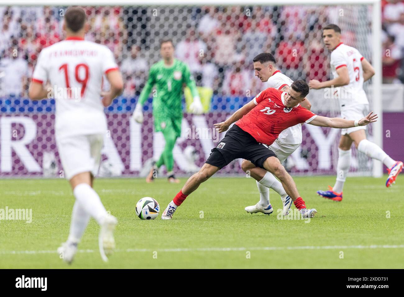 Olympiastadion, Berlin, Allemagne. 21 juin 2024. Euro 2024 Groupe d Football, Pologne contre Autriche ; Christoph Baumgartner (AUT) attaqué par Bartosz Slisz (POL) crédit : action plus Sports/Alamy Live News Banque D'Images