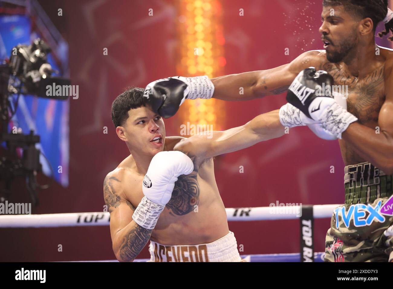 Las Vegas, Nevada, États-Unis. 21 juin 2024. Richard Acevedo (à gauche) et Bryan Polaco (à droite) échangent des coups de poing lors de leur combat des poids moyens au BleauLive Theater au Fontainebleau Las Vegas le 21 juin 2024 à Las Vegas, Nevada. Christopher Trim/CSM/Alamy Live News Banque D'Images