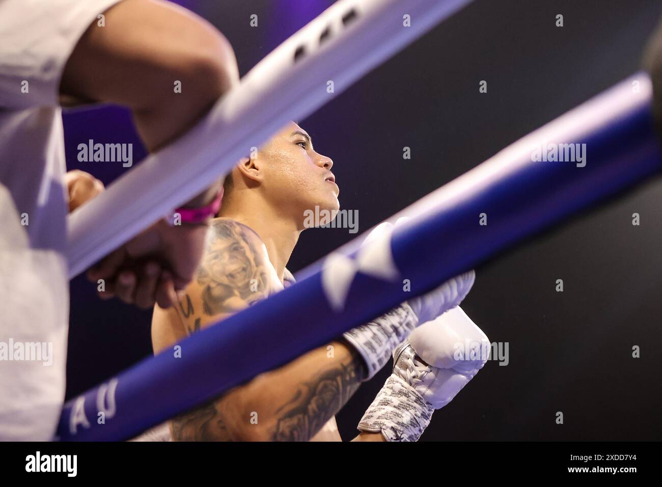 Las Vegas, Nevada, États-Unis. 21 juin 2024. Le poids moyen Richard Acevedo regarde son adversaire lors de l'événement Top Rank Boxing au BleauLive Theater à l'intérieur du Fontainebleau à Las Vegas, Nevada. Christopher Trim/CSM/Alamy Live News Banque D'Images