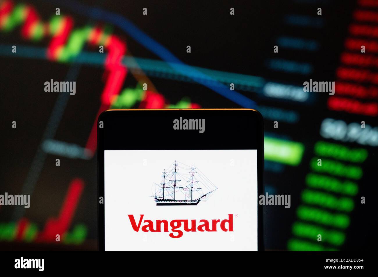 Chine. 21 juin 2024. Dans cette illustration photo, les fonds communs de placement américains et ETF, société de services de courtage d'investissement Vanguard logo vu affiché sur un smartphone avec un graphique de l'indice boursier économique en arrière-plan. (Photo de Budrul Chukrut/SOPA images/SIPA USA) *** strictement à des fins éditoriales *** crédit : SIPA USA/Alamy Live News Banque D'Images
