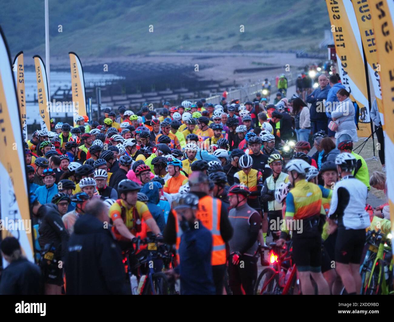 Minster on Sea, Kent, Royaume-Uni. 22 juin 2024. Un millier de cyclistes sont partis de Minster on Sea, Kent au lever du soleil ce matin pour chasser le soleil 205 miles à travers l'Angleterre dans l'espoir d'atteindre Weston-super-Mare, Somerset. La course non compétitive à participation de masse a lieu aussi près que possible du Solstice d'été et est connue sous le nom de Chase the Sun South - l'événement annuel a été fondé en 2008. Crédit : James Bell/Alamy Live News Banque D'Images